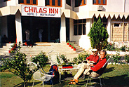 3 juni - Stopp p vgen utefter Karakoram Highway. Chilas Inn.